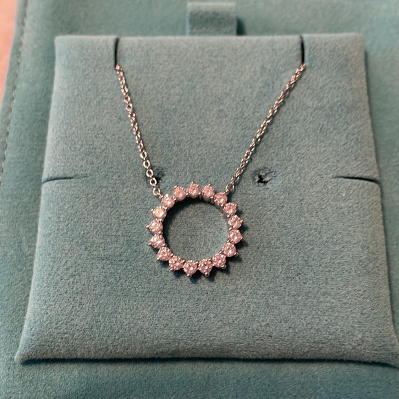 Gorgeous silver colour necklace with crystals - Picture 3 of 11